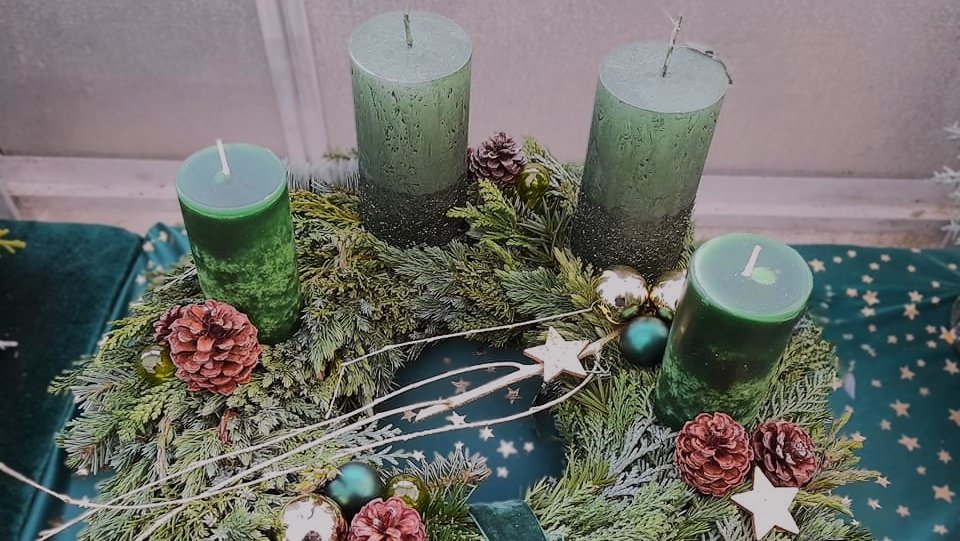 Adventskranz im natürlichen Stil mit grünen Kerzen