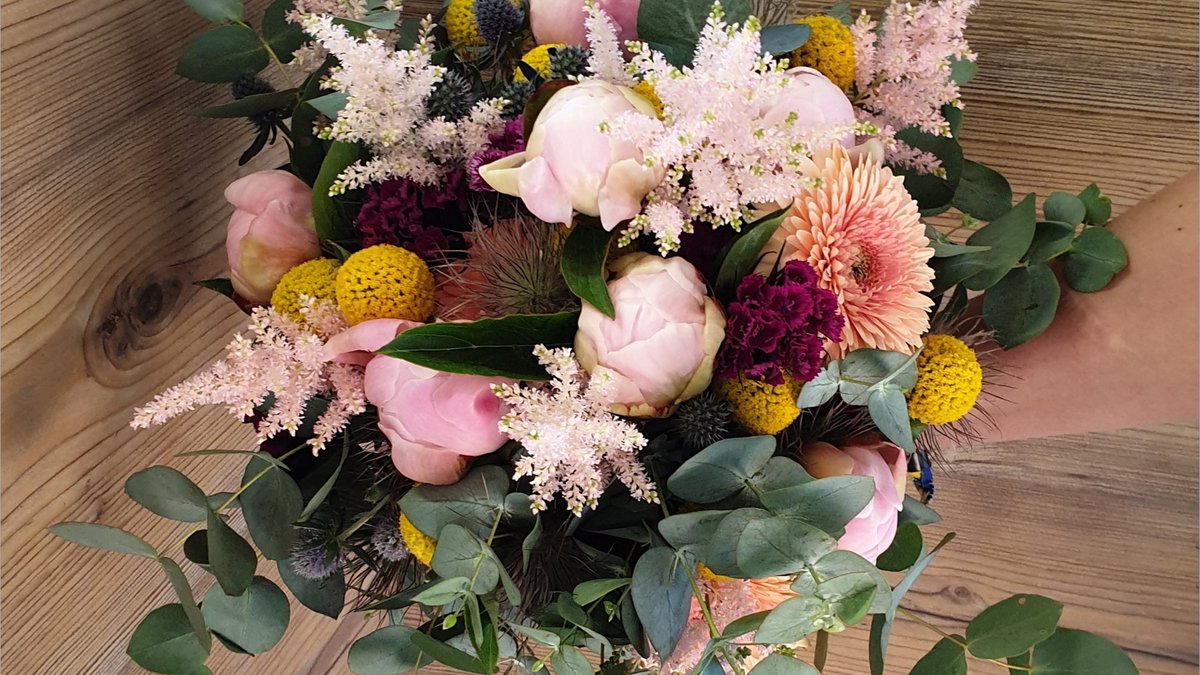 Brautstrauß mit Eukalyptus, gelbem Trommelschlegel und rosa Blumen