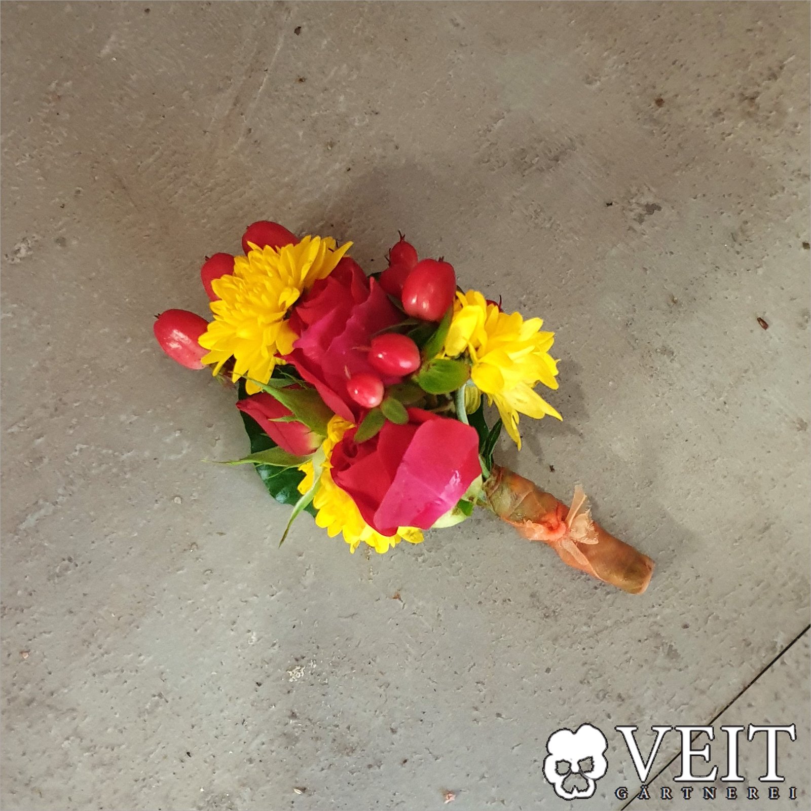 Anstecker mit roten und gelben Blumen
