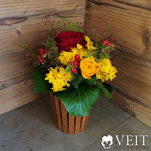 Blumenstrauß mit gelben und roten Rosen