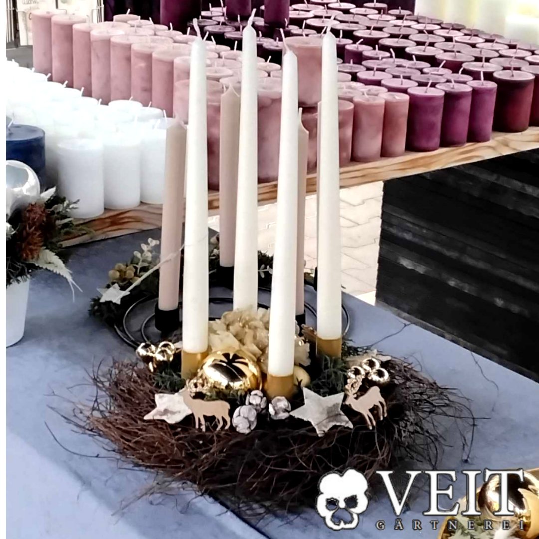 Eleganter Adventskranz mit hohen cremefarbenen Kerzen