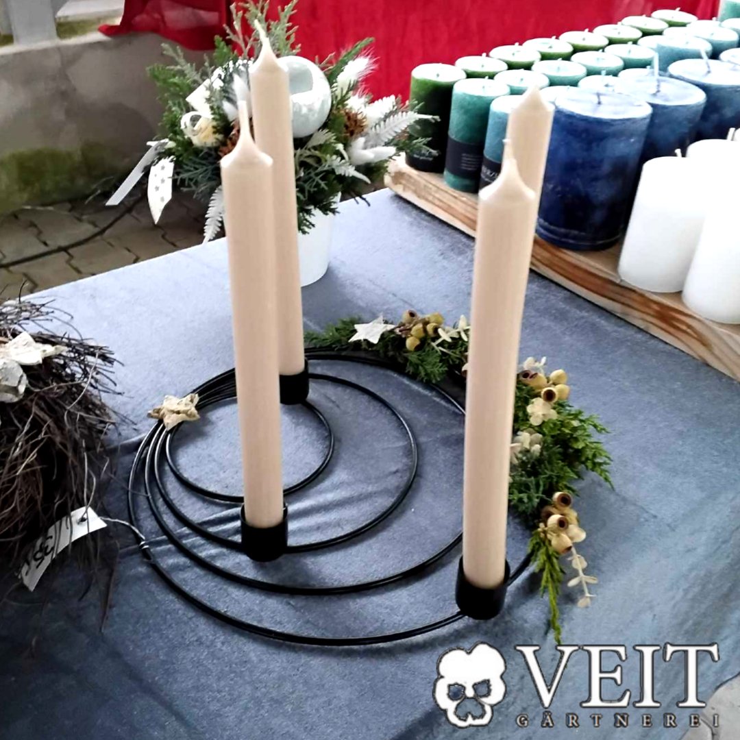 Metallgerüst mit vier Kerzen für Advent