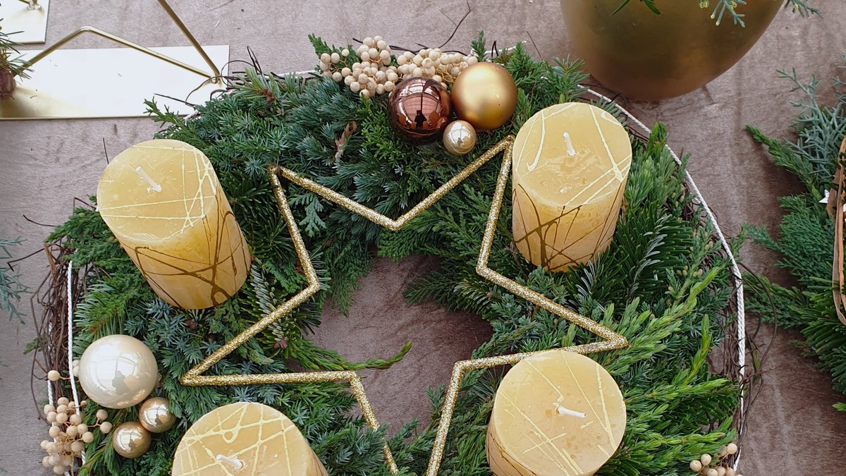 Adventskranz mit karamellfarbenen Kerzen und Stern