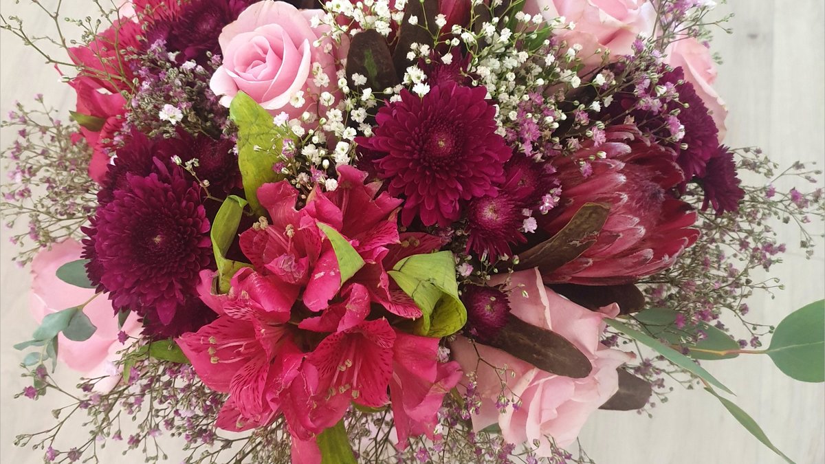 Blumenstrauß mit rosa Rosen in Beerentönen