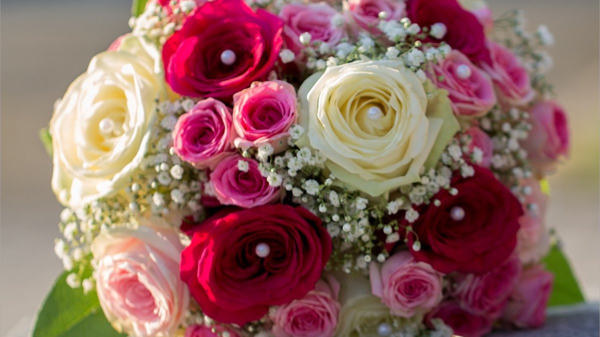 Brautstrauß mit pinken, rosa- und cremefarbenen Rosen