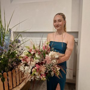 Auszubildende Marina und ihr Blumenstrauß zur Abschlussprüfung