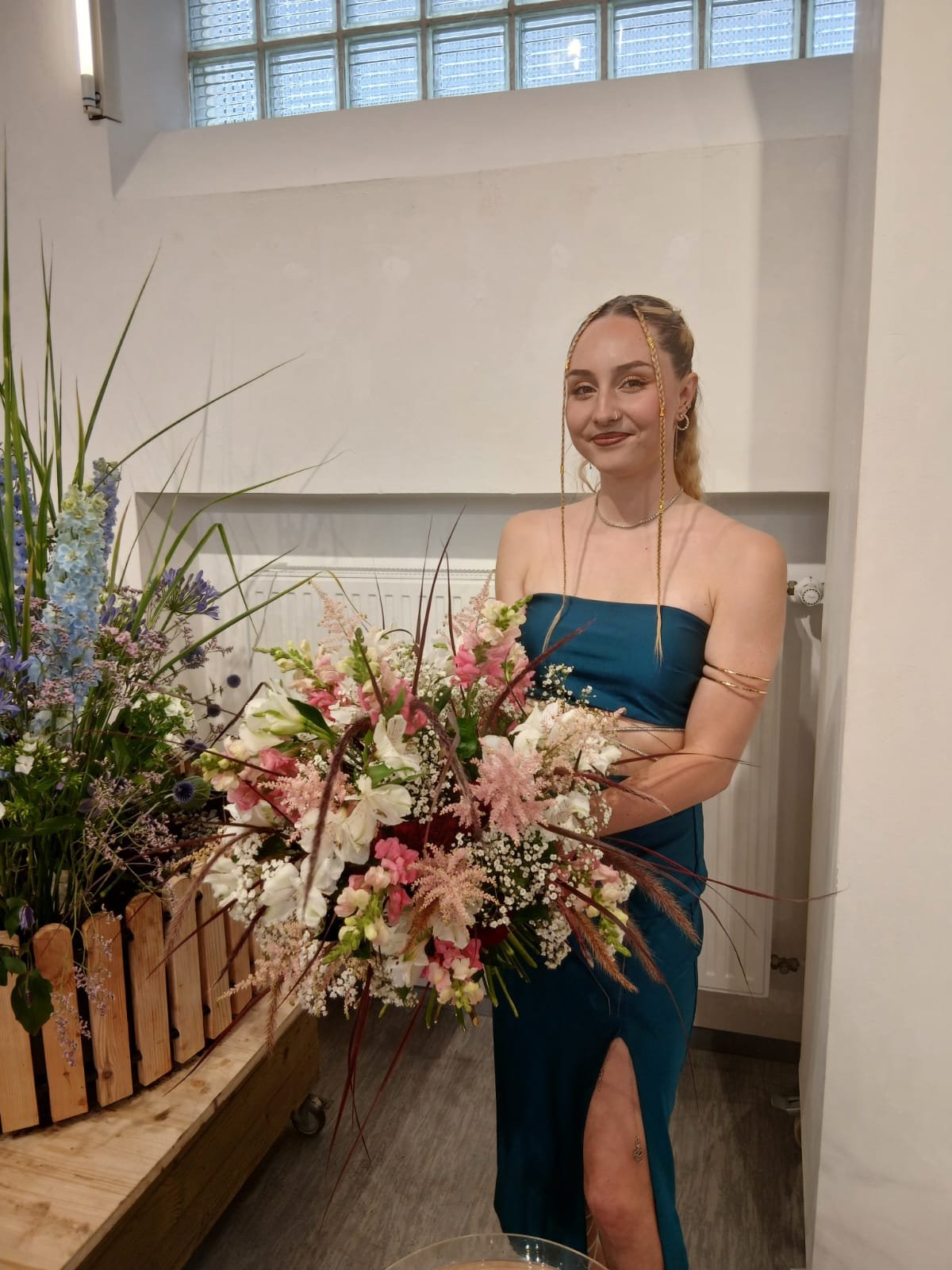 Auszubildende Marina und ihr Blumenstrauß zur Abschlussprüfung