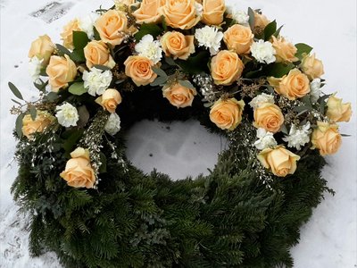 Kopfgarnierter Kranz mit apricot Rosen und weißen Nelken